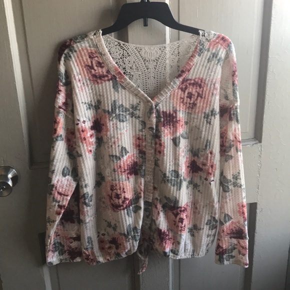 Tops - 🌺Beautiful button down shirt